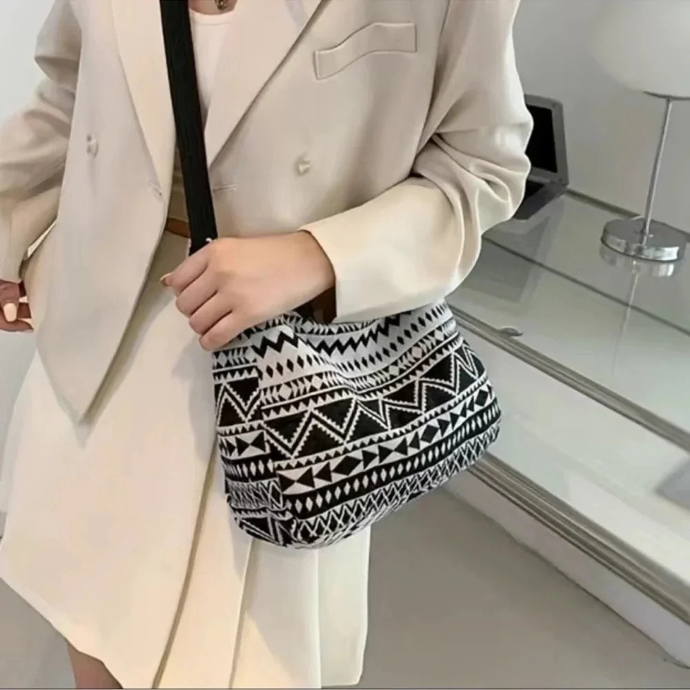 2 LEFT! Cute Hobo Style Crossbody Shoulder Purse - Picture 4 of 5